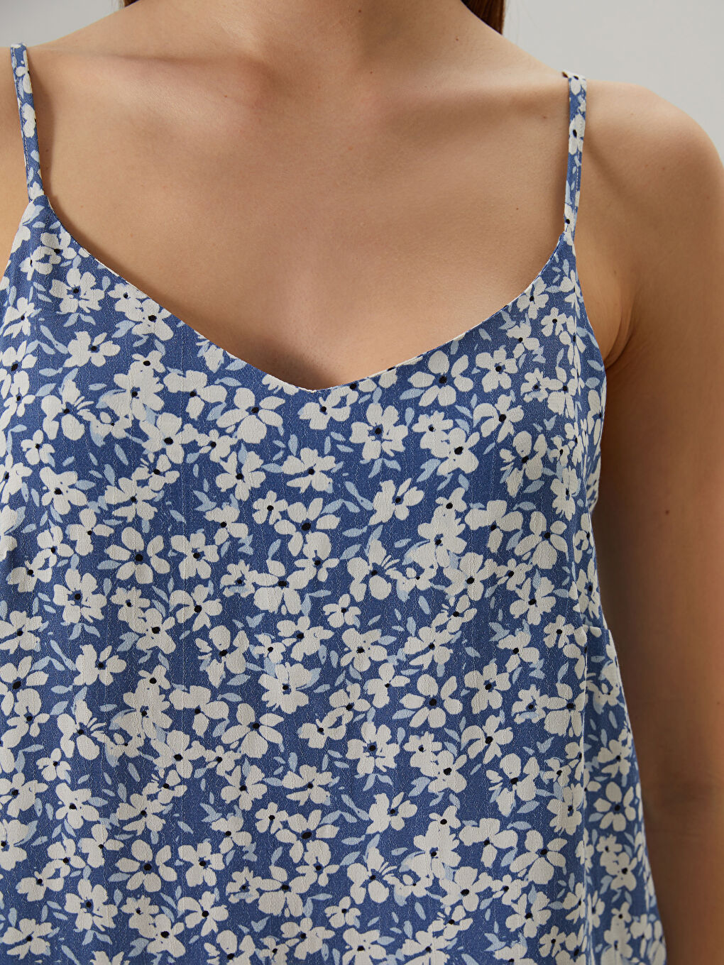 Mavi V Yaka Çiçekli Askılı Bluz-2