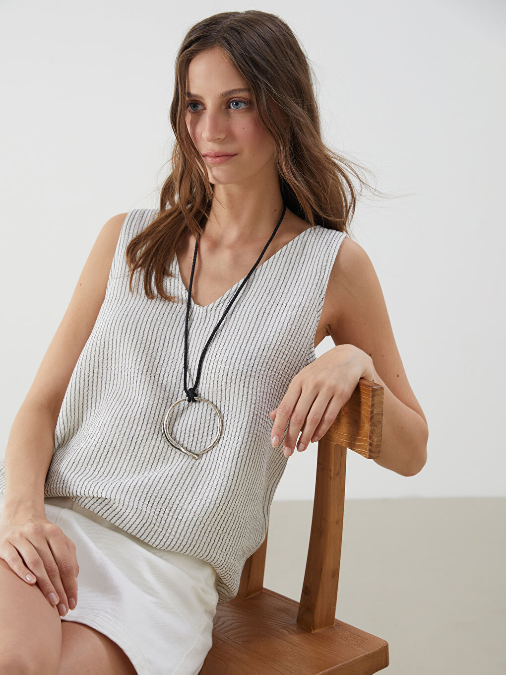 Siyah V Yaka Çizgili Müslin Bluz