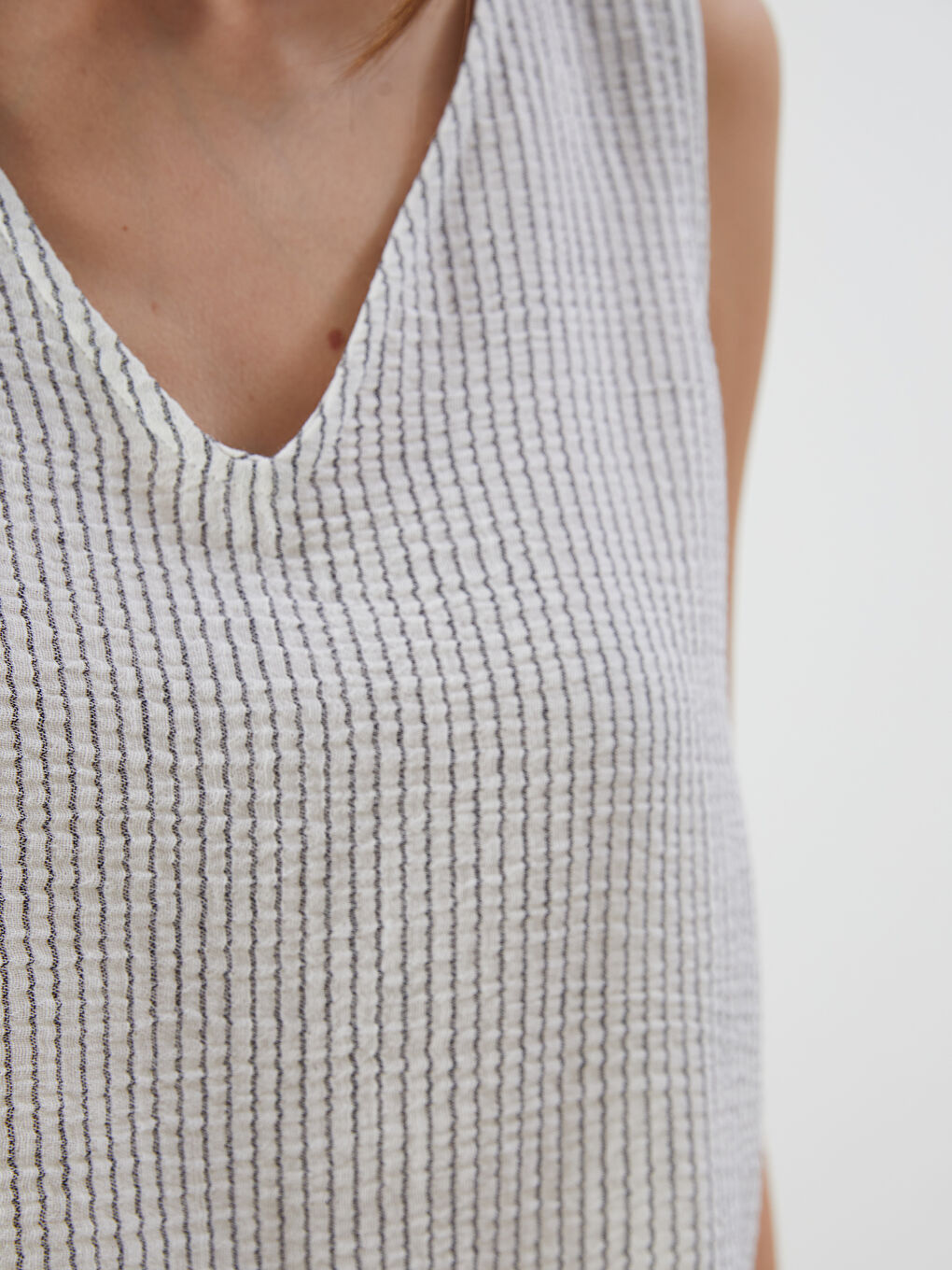 Siyah V Yaka Çizgili Müslin Bluz-2