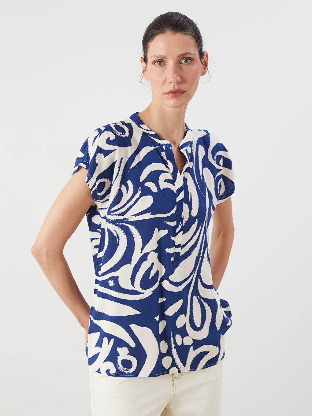 بلوزة بياقة بشق ونقشة زهور