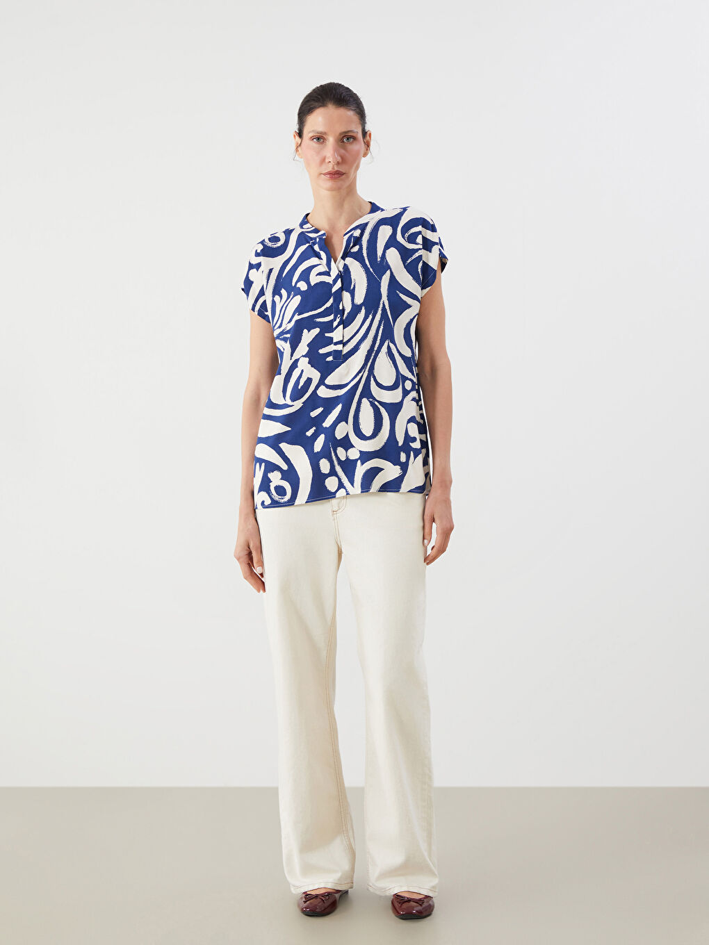 بلوزة بياقة بشق ونقشة زهور-1