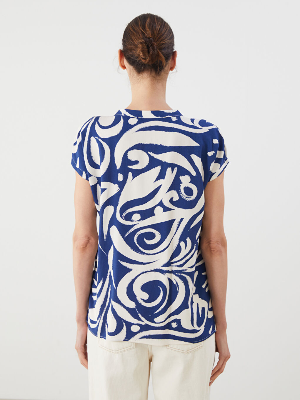 بلوزة بياقة بشق ونقشة زهور-3