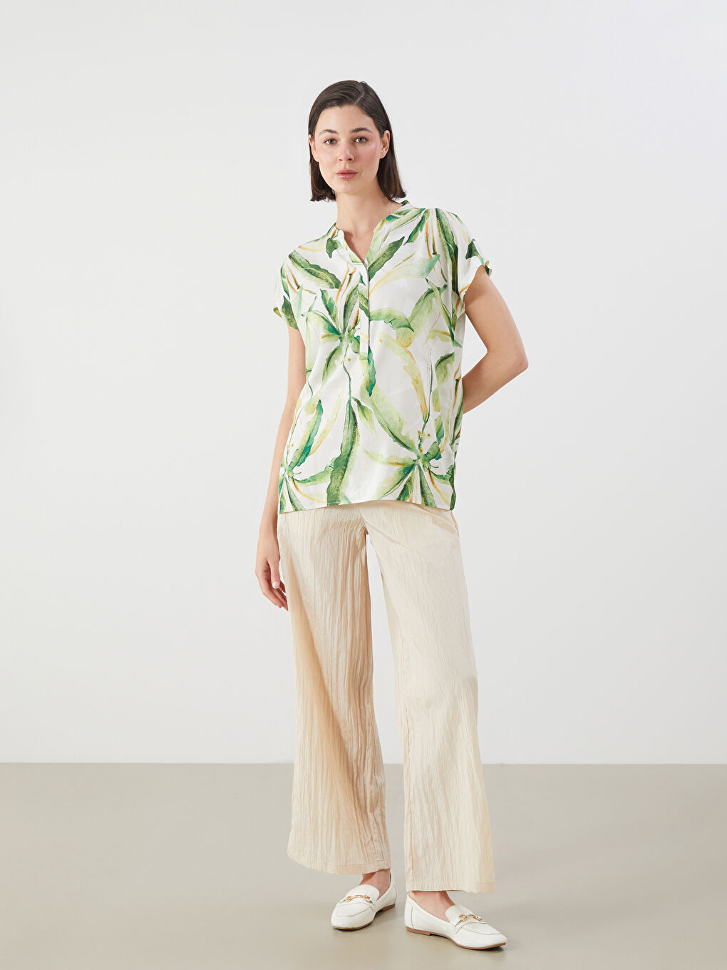 بلوزة بياقة بشق ونقشة زهور-1