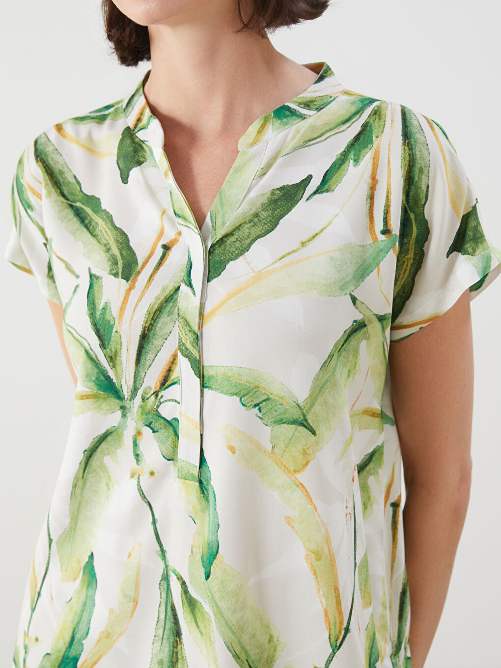 بلوزة بياقة بشق ونقشة زهور-2