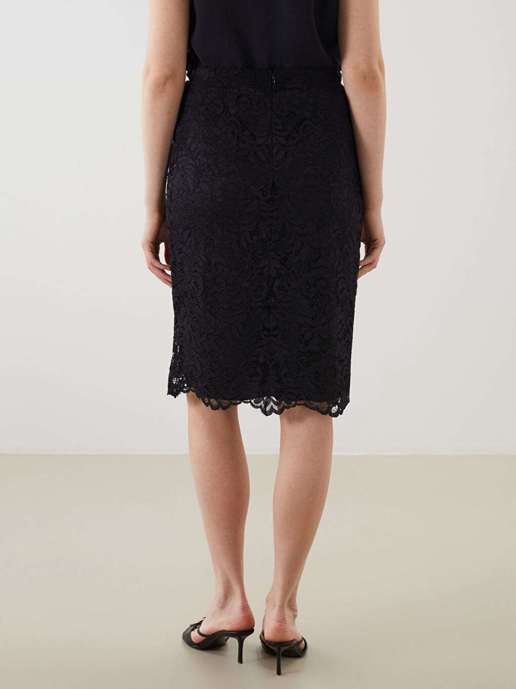 Siyah Beli Fermuarlı Dantelli Etek-3