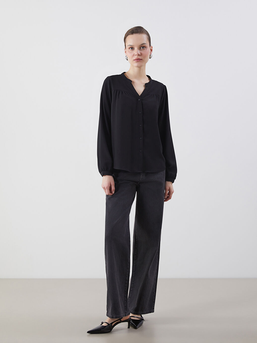 LCWAIKIKI Classic Siyah Kaçık Yaka Oversize Kadın Bluz - 1