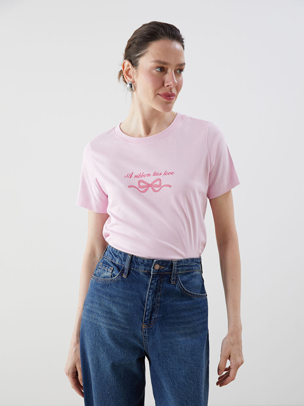 Pembe Bisiklet Yaka Kurdele Baskılı Kadın Tişört