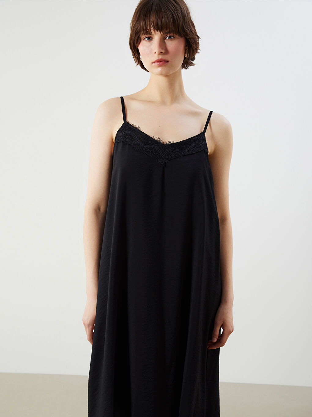 Siyah V Yaka Dantel Detaylı Elbise-1