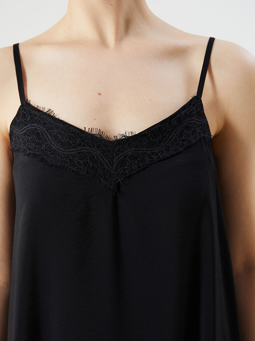 Siyah V Yaka Dantel Detaylı Elbise-2