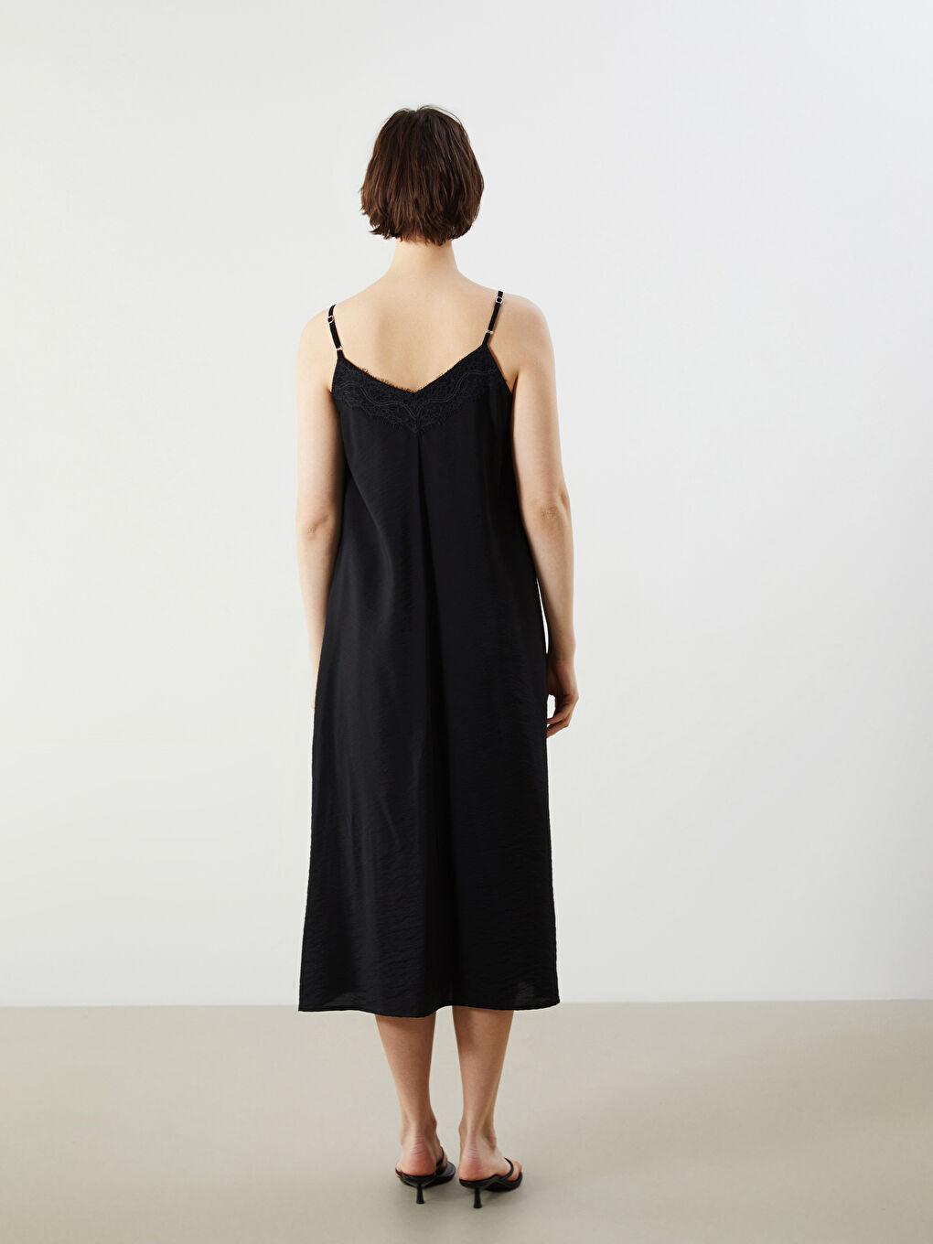 Siyah V Yaka Dantel Detaylı Elbise-3