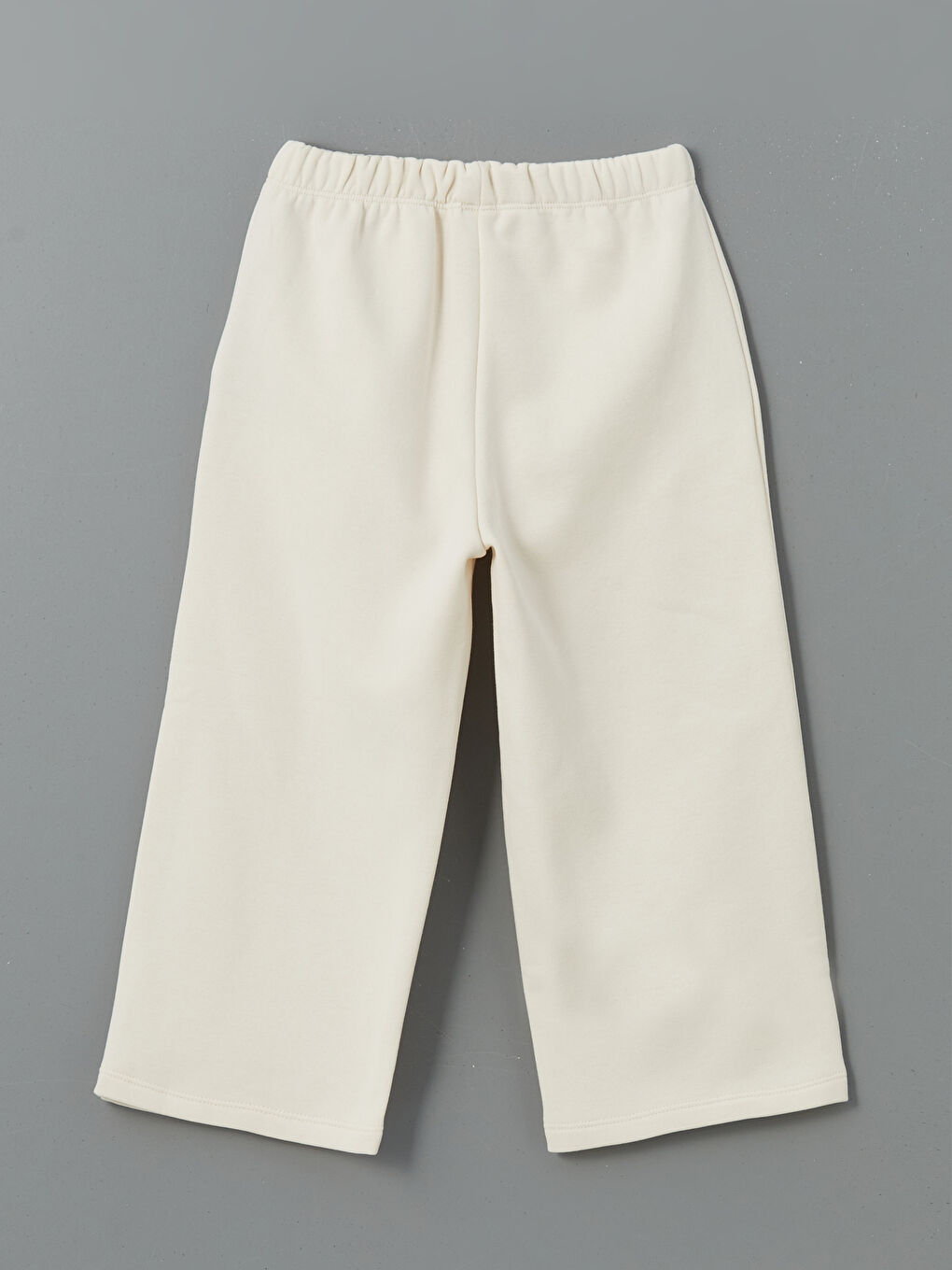 سێتی سوێت‌شێرت و پانتۆڵی تراکسوت چاپکراو بۆ کچان ٢ دانە-3