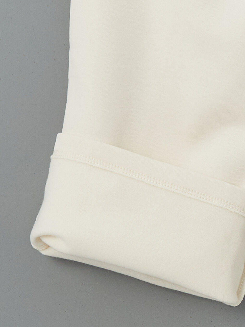 سێتی سوێت‌شێرت و پانتۆڵی تراکسوت چاپکراو بۆ کچان ٢ دانە-4