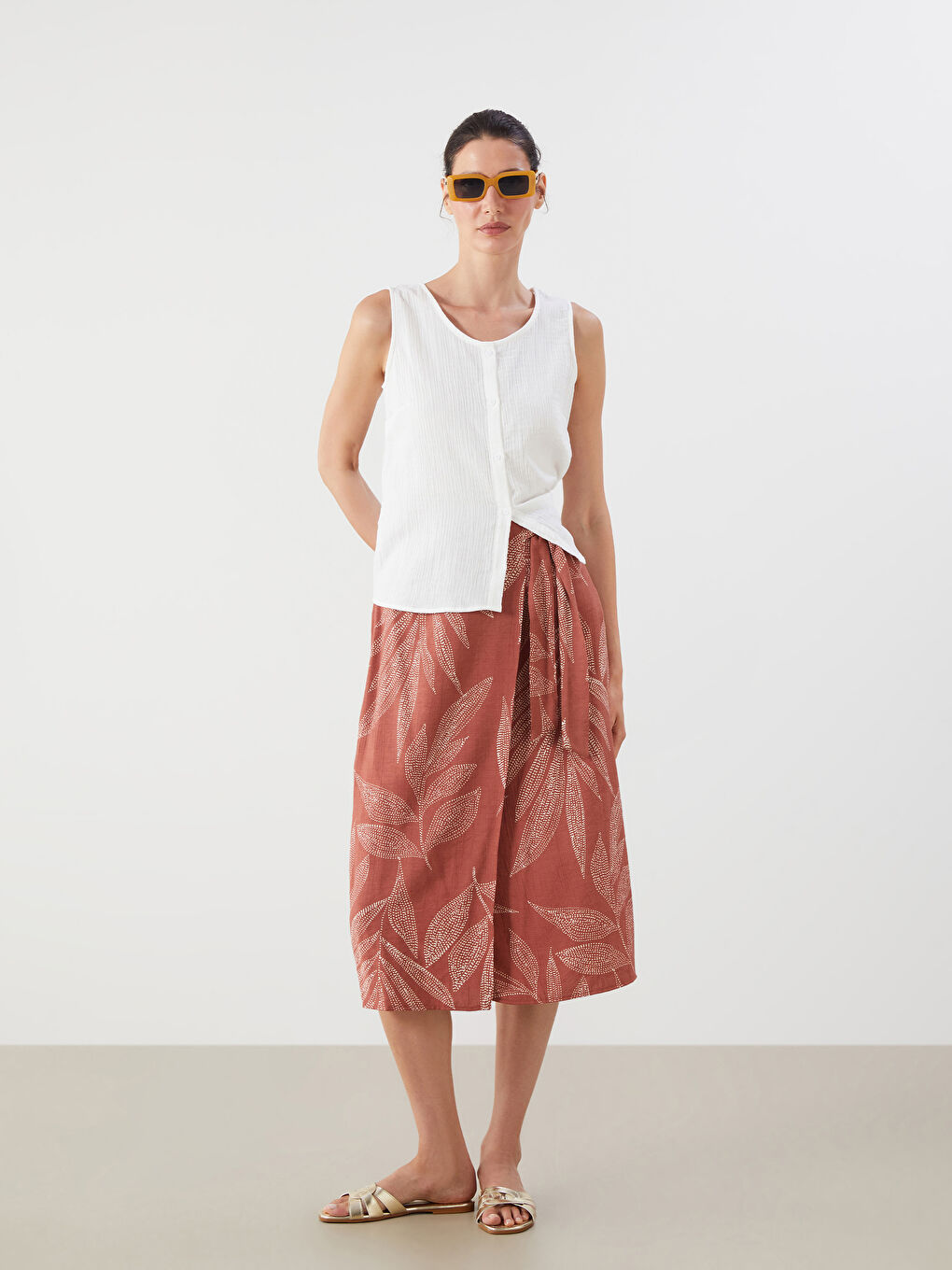 تنورة مُزهرة برباط على الخصر