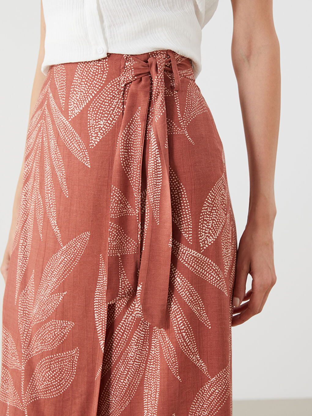 تنورة مُزهرة برباط على الخصر-2