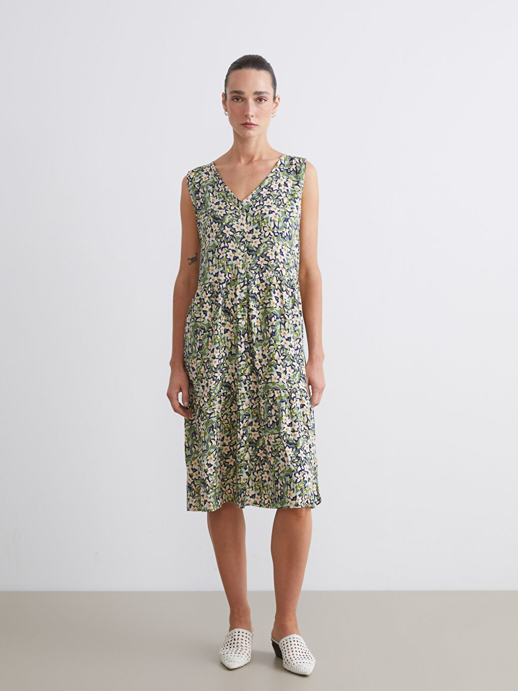 Yeşil V Yaka Çiçekli A Kesim Elbise-1