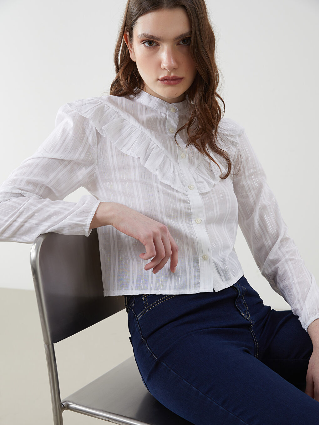 Beyaz Dik Yaka Çizgili Crop Kadın Gömlek