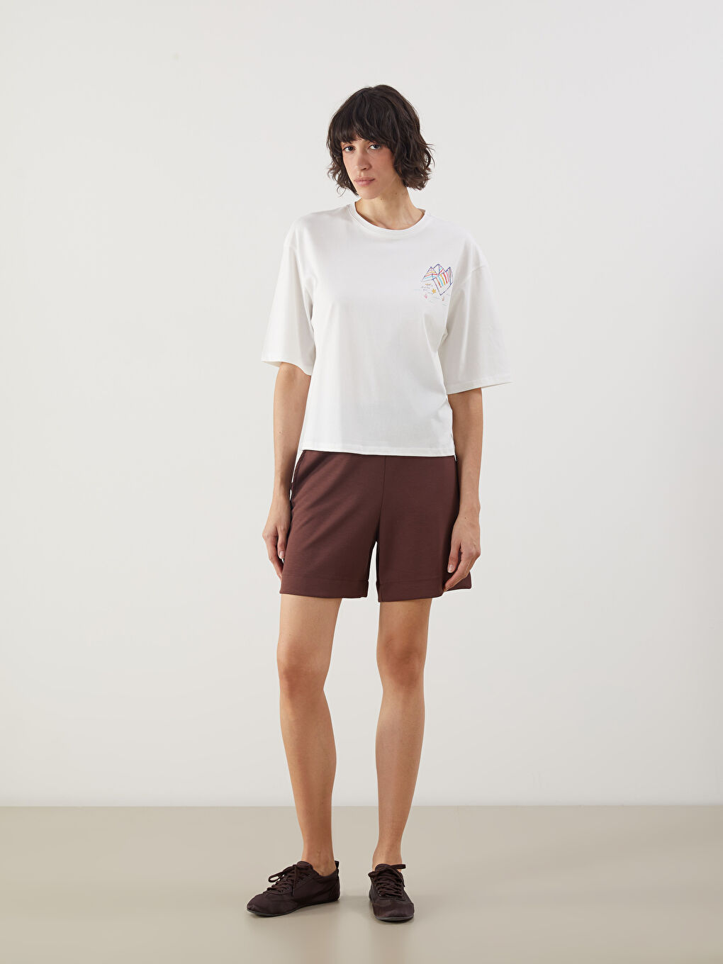 Ekru Bisiklet Yaka Baskılı Kadın Tişört-1