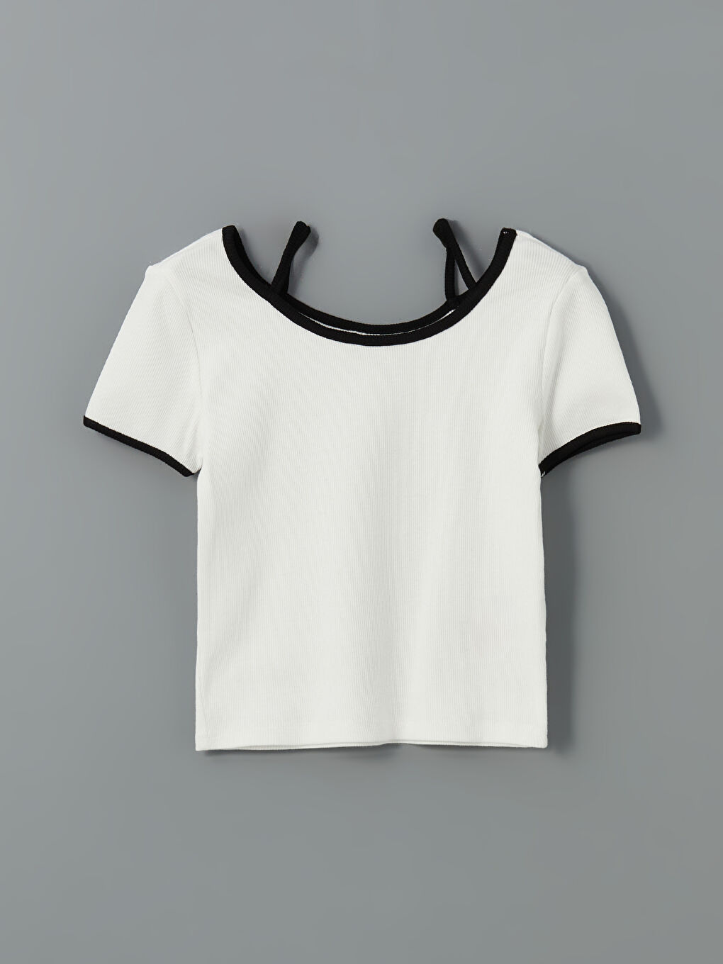 تي شيرت بناتي ياقة على شكل حرف U