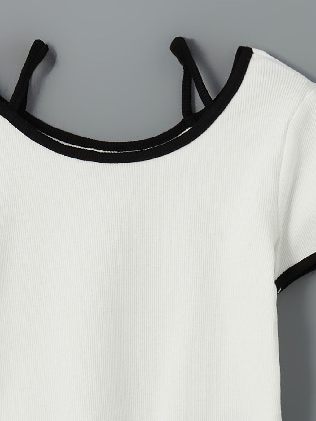 تي شيرت بناتي ياقة على شكل حرف U-2