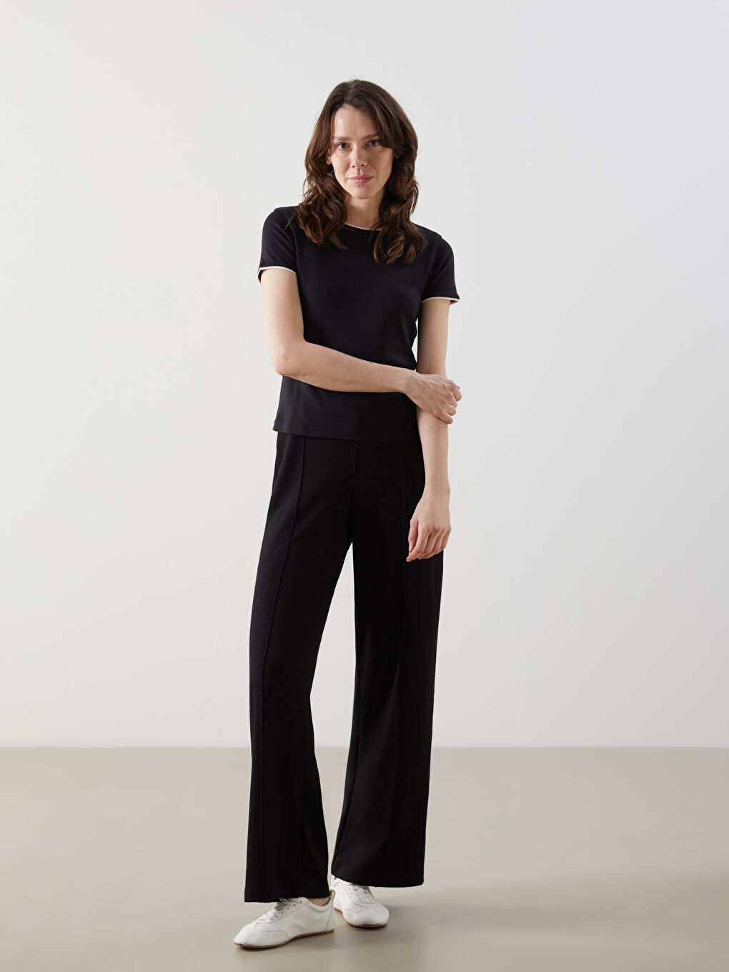 Siyah Bisiklet Yaka Modal Karışımlı Kadın Tişört-1