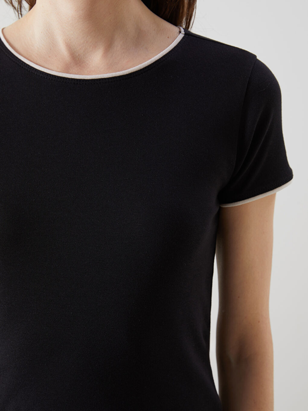 Siyah Bisiklet Yaka Modal Karışımlı Kadın Tişört-2