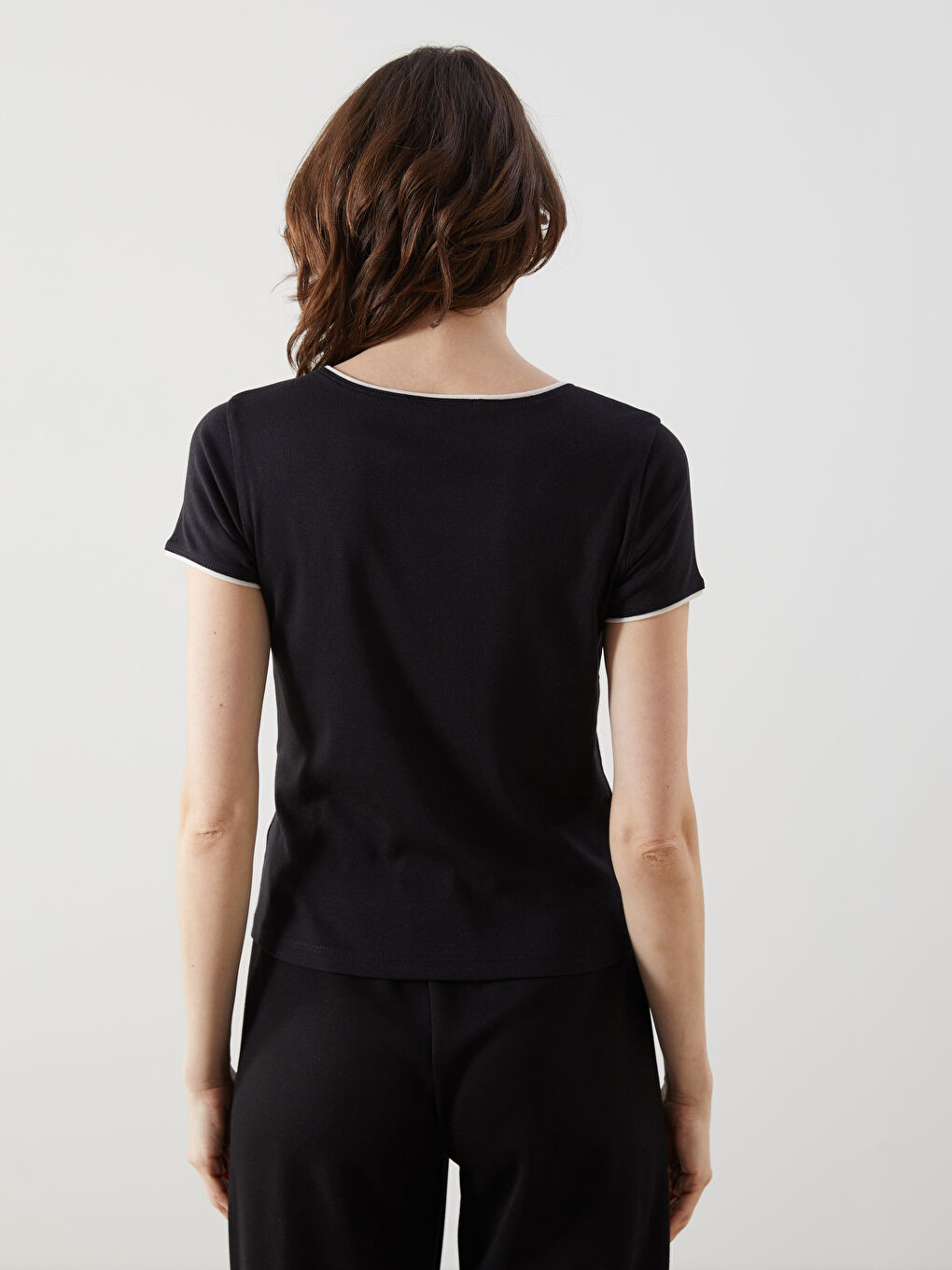 Siyah Bisiklet Yaka Modal Karışımlı Kadın Tişört-3