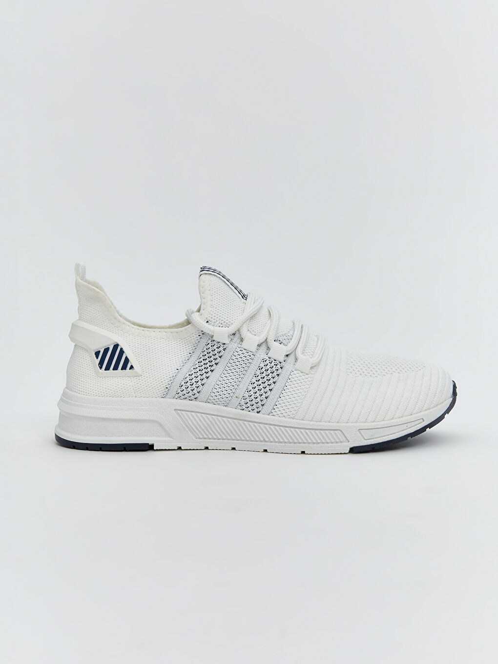 پێڵاوی ڕاهێنەران بۆ پیاوان بە ووردەکاری مەش و قه‌یتان-1