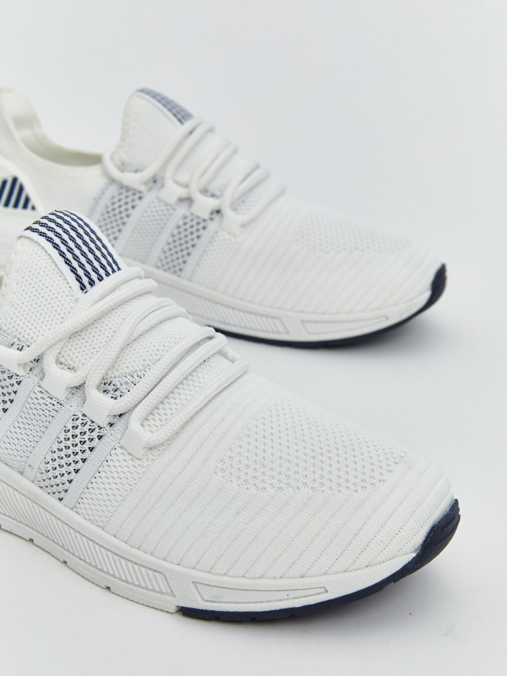 پێڵاوی ڕاهێنەران بۆ پیاوان بە ووردەکاری مەش و قه‌یتان-2