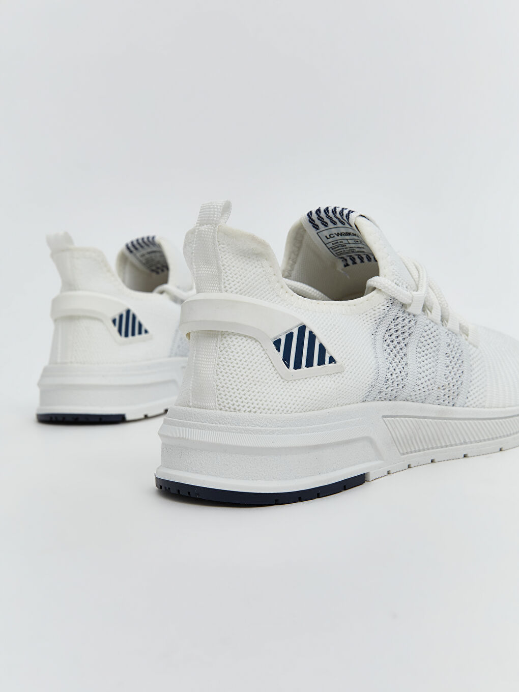 پێڵاوی ڕاهێنەران بۆ پیاوان بە ووردەکاری مەش و قه‌یتان-4