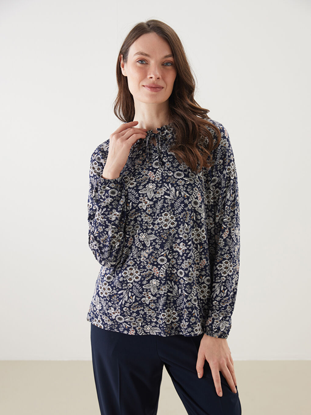 Lacivert Bağlamalı Yaka Çiçekli Bluz