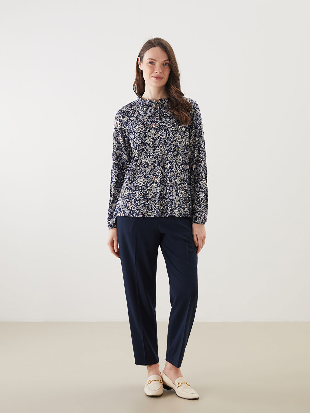 Lacivert Bağlamalı Yaka Çiçekli Bluz-1