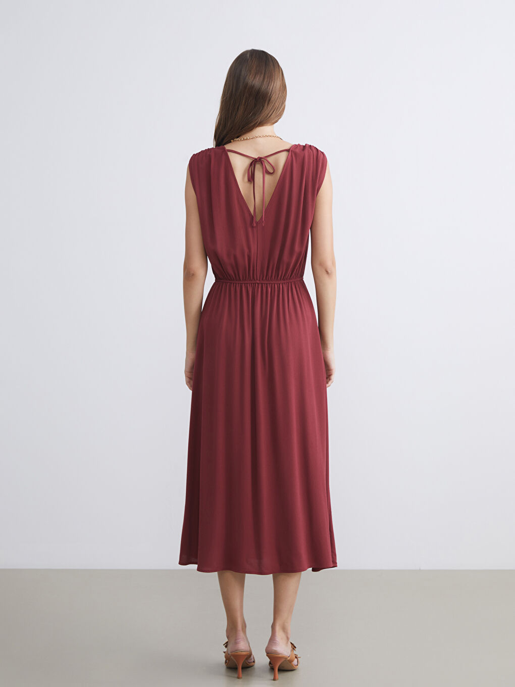 Bordo V Yaka Belden Oturtmalı Elbise-3