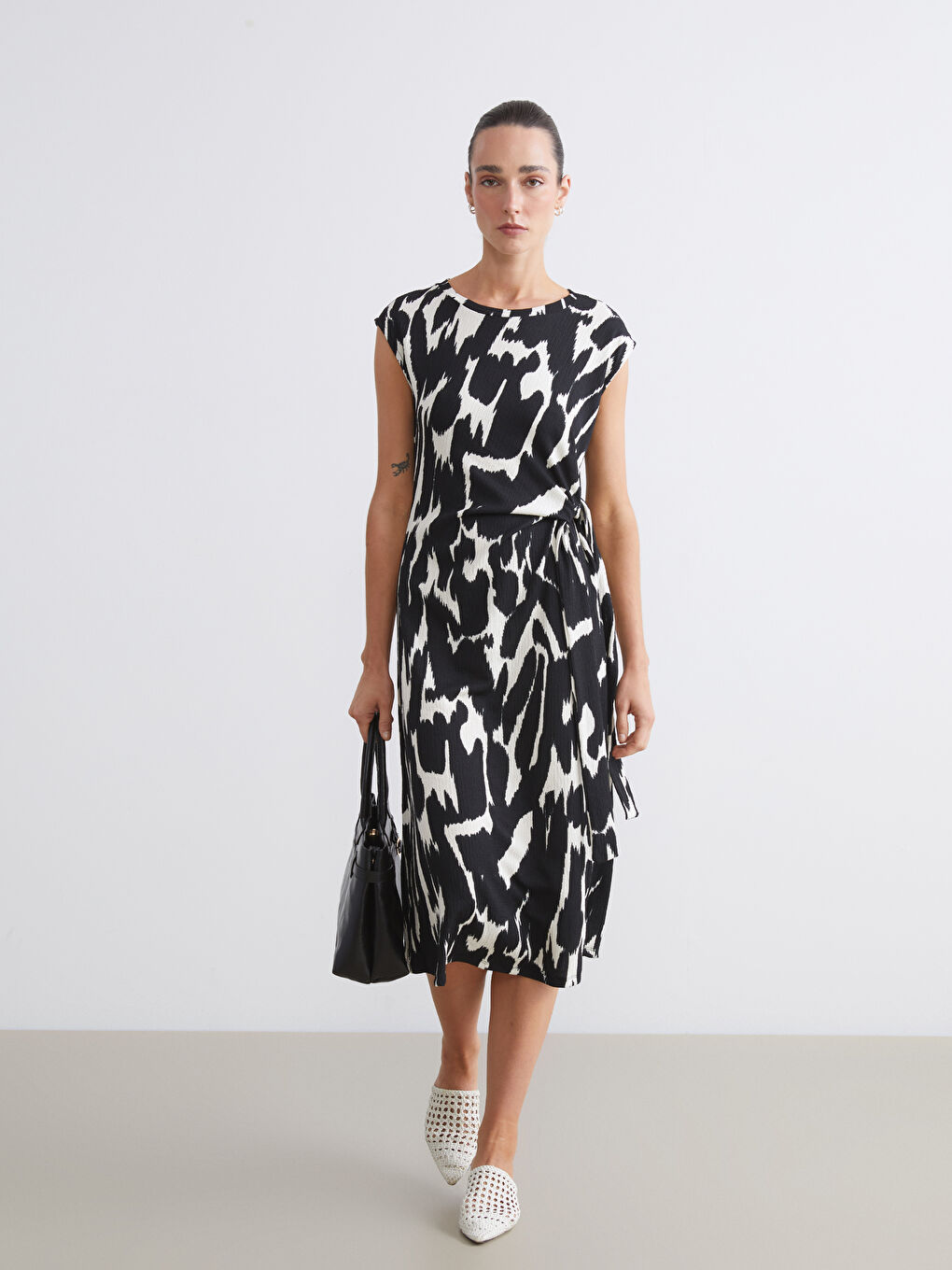 Siyah Bisiklet Yaka Desenli Büzgülü Elbise-1