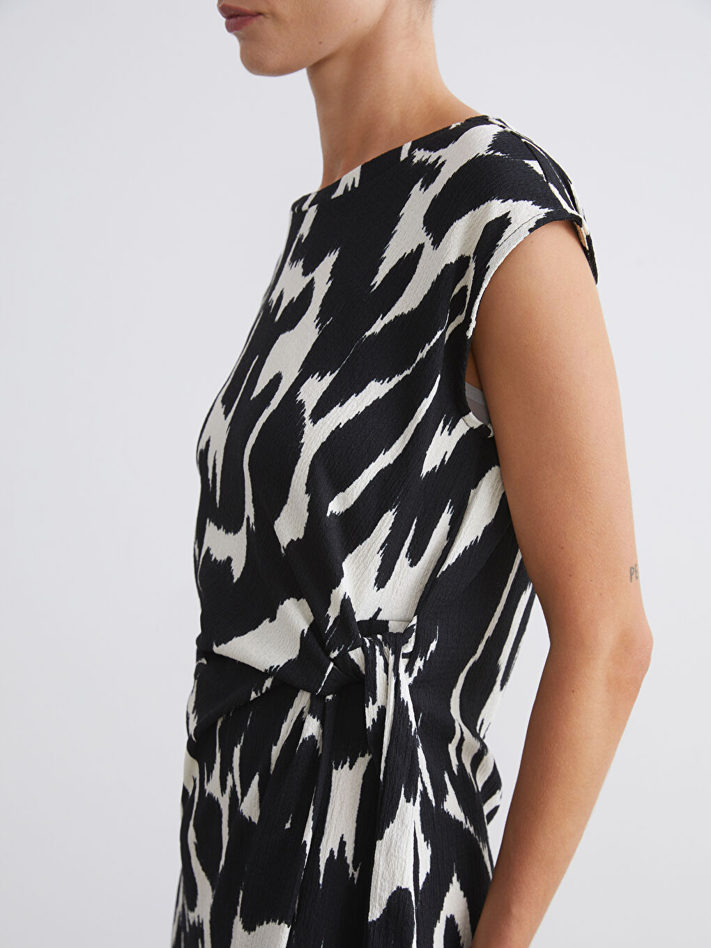 Siyah Bisiklet Yaka Desenli Büzgülü Elbise-2