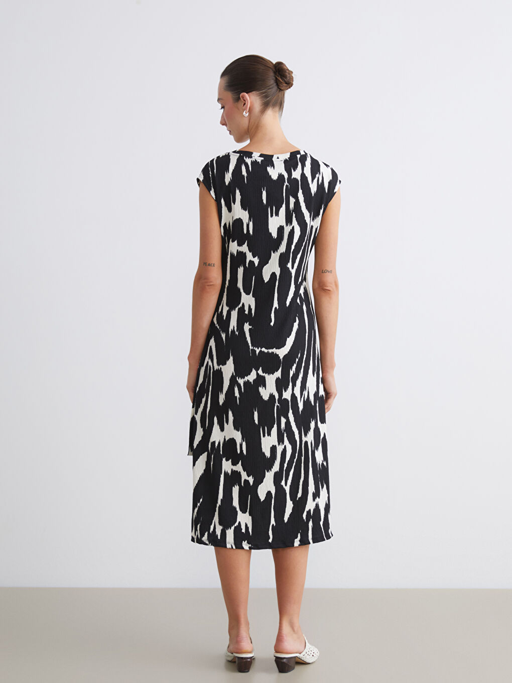 Siyah Bisiklet Yaka Desenli Büzgülü Elbise-3