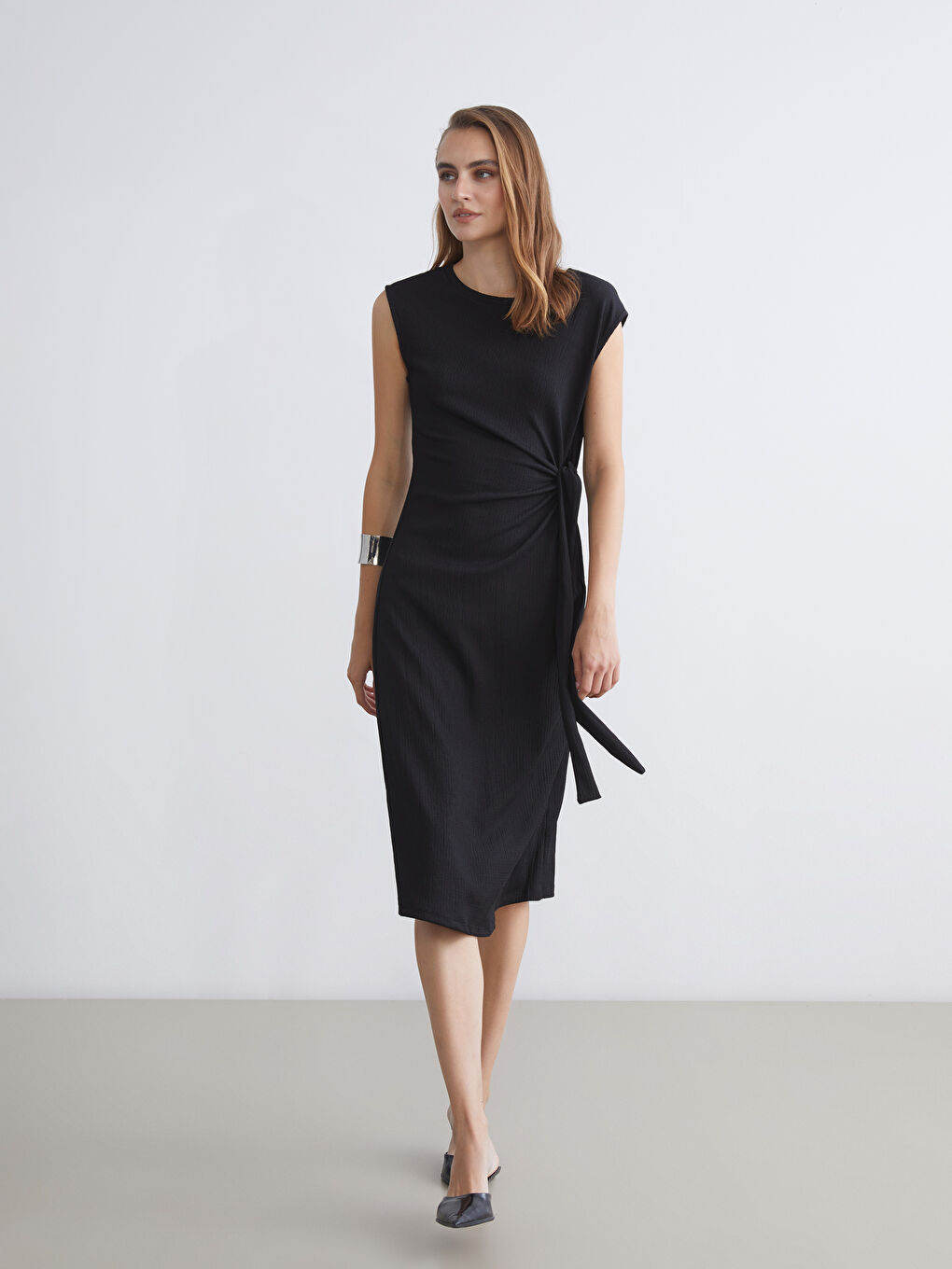 Сукня з круглим вирізом та драпіруванням