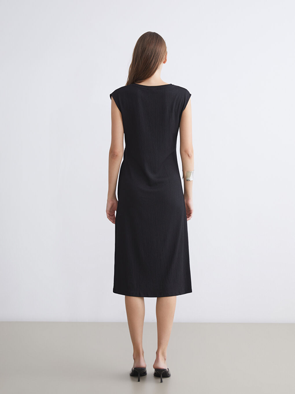 Сукня з круглим вирізом та драпіруванням-3