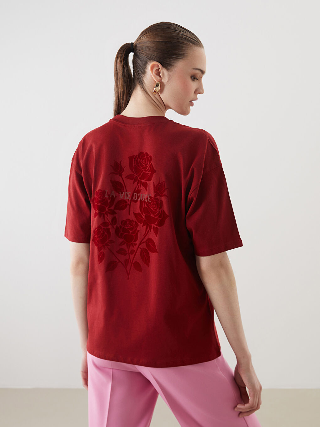 Kırmızı Bisiklet Yaka Gül Baskılı Kadın Tişört
