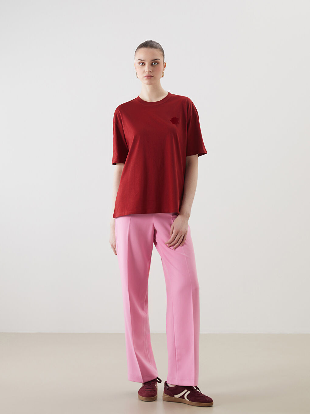 Kırmızı Bisiklet Yaka Gül Baskılı Kadın Tişört-1