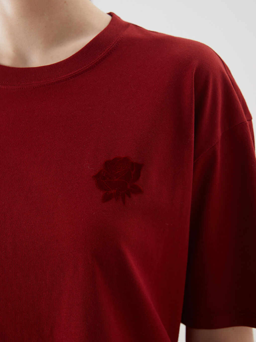 Kırmızı Bisiklet Yaka Gül Baskılı Kadın Tişört-2