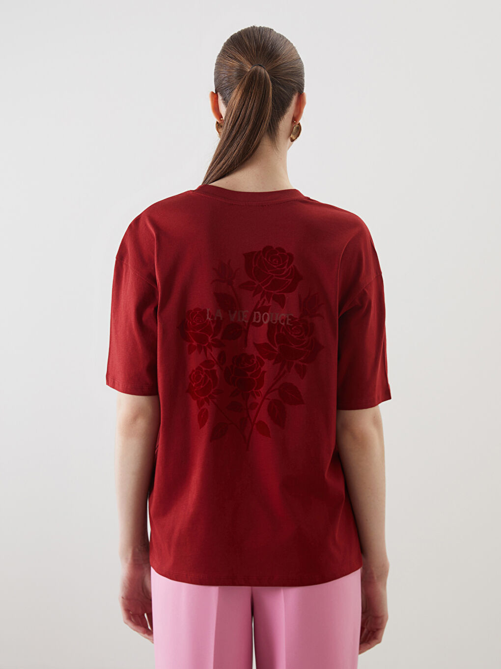 Kırmızı Bisiklet Yaka Gül Baskılı Kadın Tişört-4