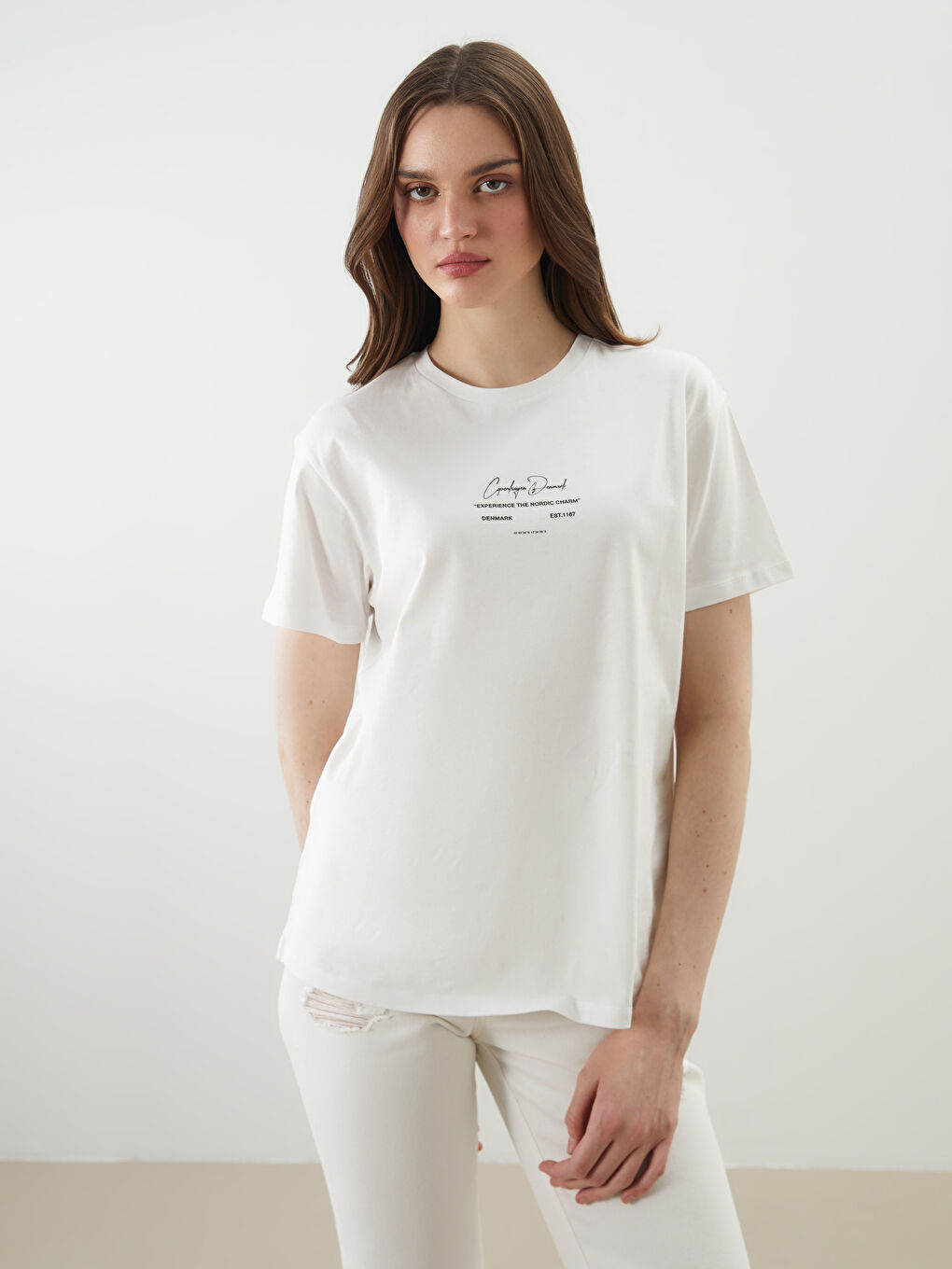 Ekru Bisiklet Yaka Baskılı Kadın Tişört