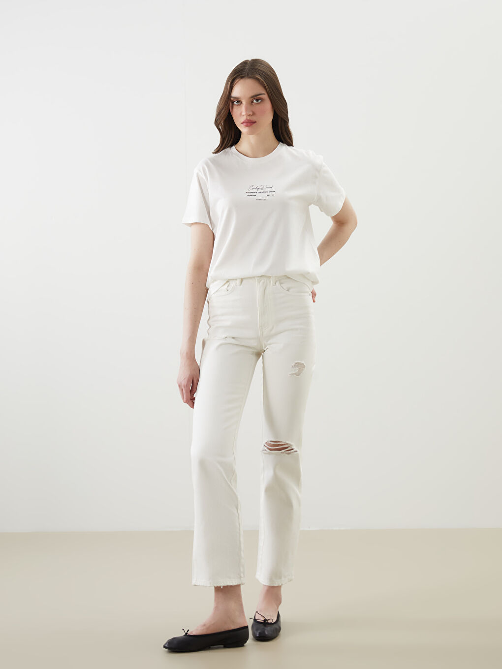 Ekru Bisiklet Yaka Baskılı Kadın Tişört-1