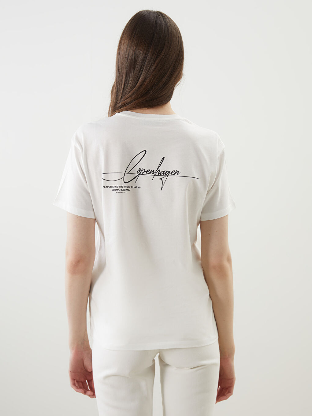 Ekru Bisiklet Yaka Baskılı Kadın Tişört-3