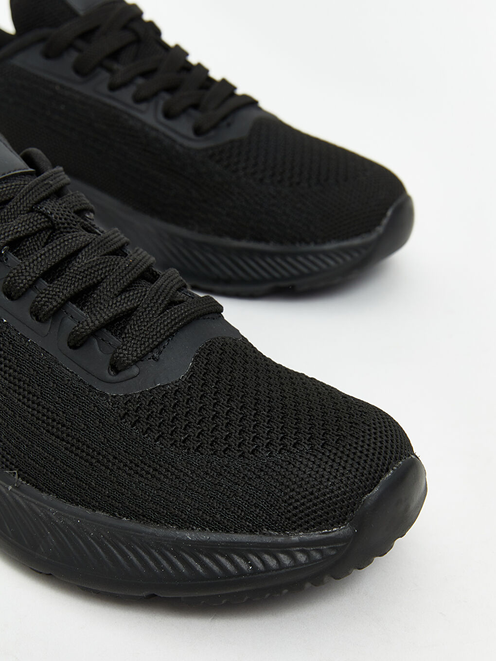 Siyah Bağcıklı File Detaylı Kadın Spor Ayakkabı-2