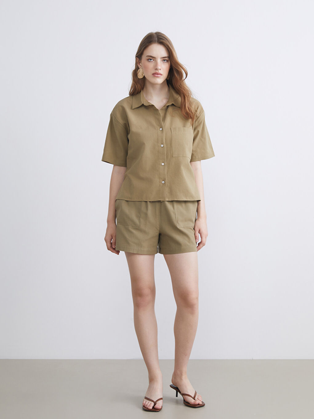 Haki Beli Lastikli Keten Karışımlı Kadın Şort