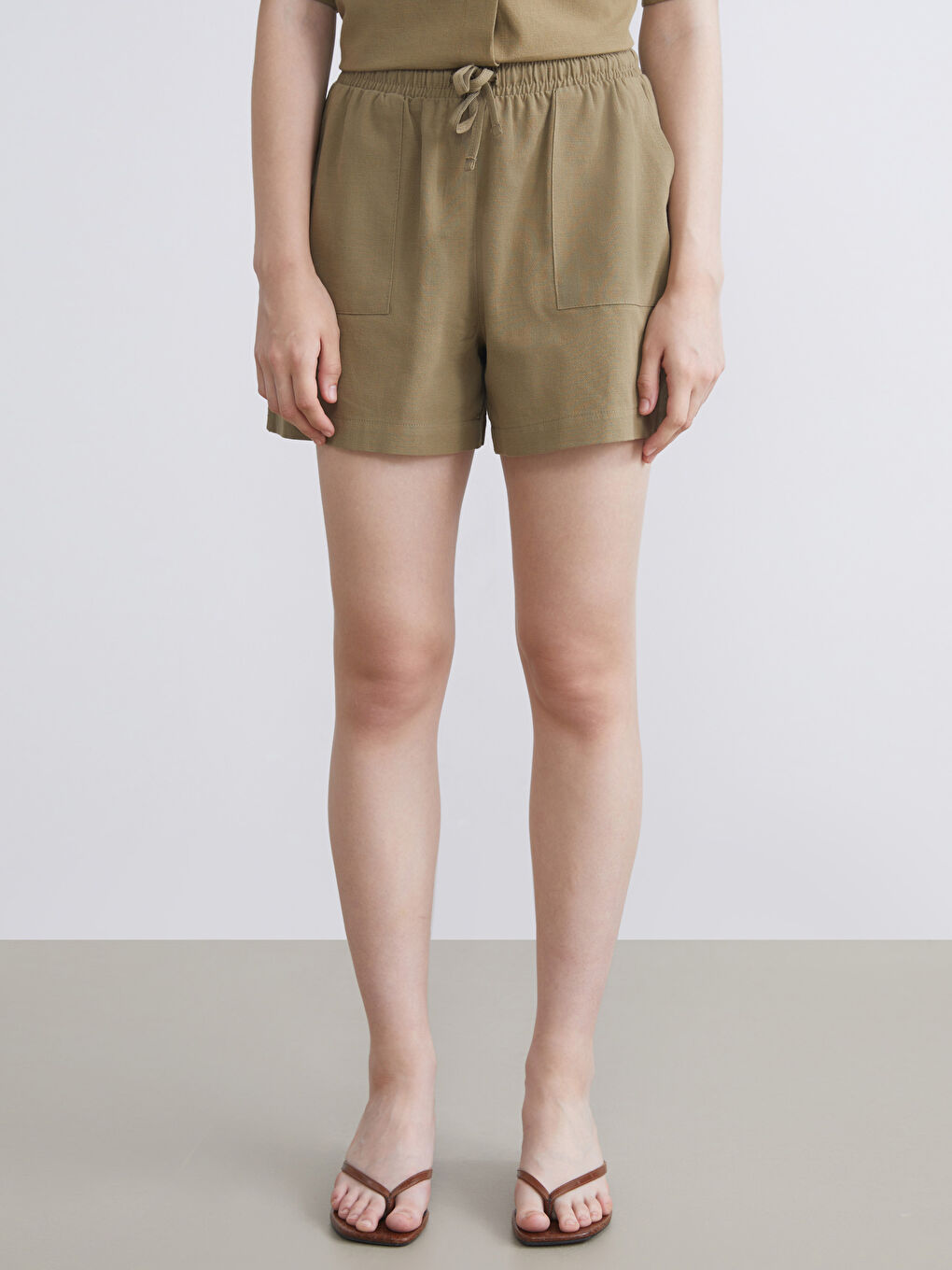 Haki Beli Lastikli Keten Karışımlı Kadın Şort-1