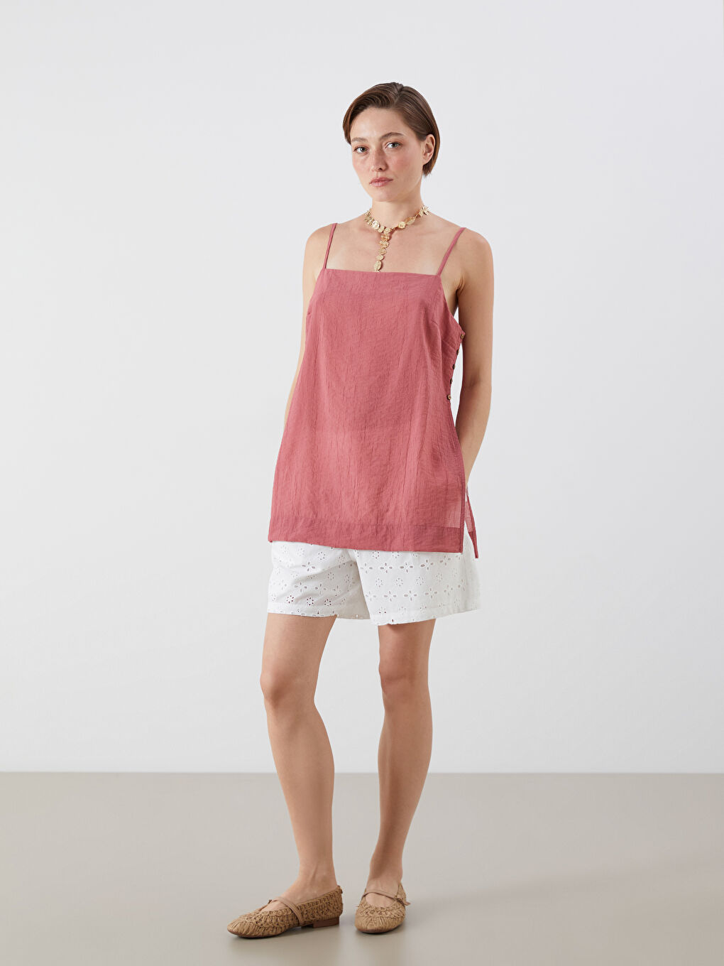 Beyaz Loose Fit Ajurlu Brode Kadın Şort