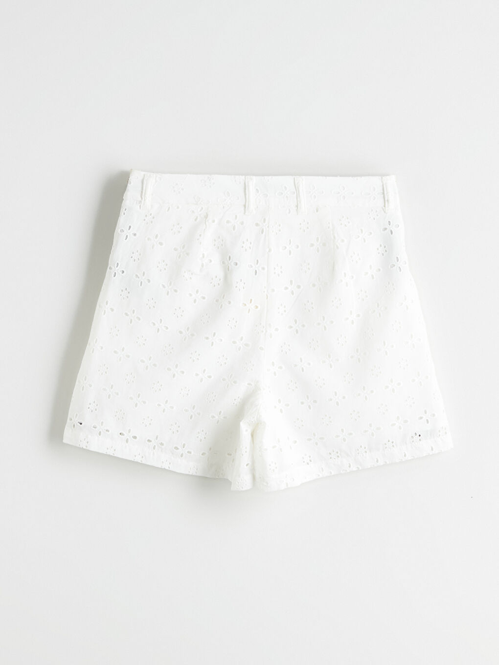 Beyaz Loose Fit Ajurlu Brode Kadın Şort-5
