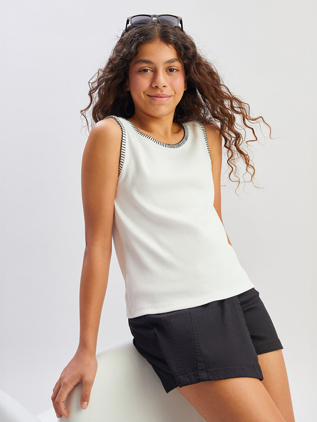 قميص داخلي بلا كم برقبة مدورة للبنات